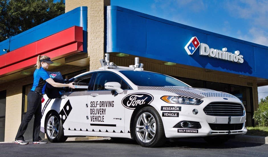 Hasta que no hagan entregas de pizza, nadie en Estados Unidos confiará en los vehículos autónomos
