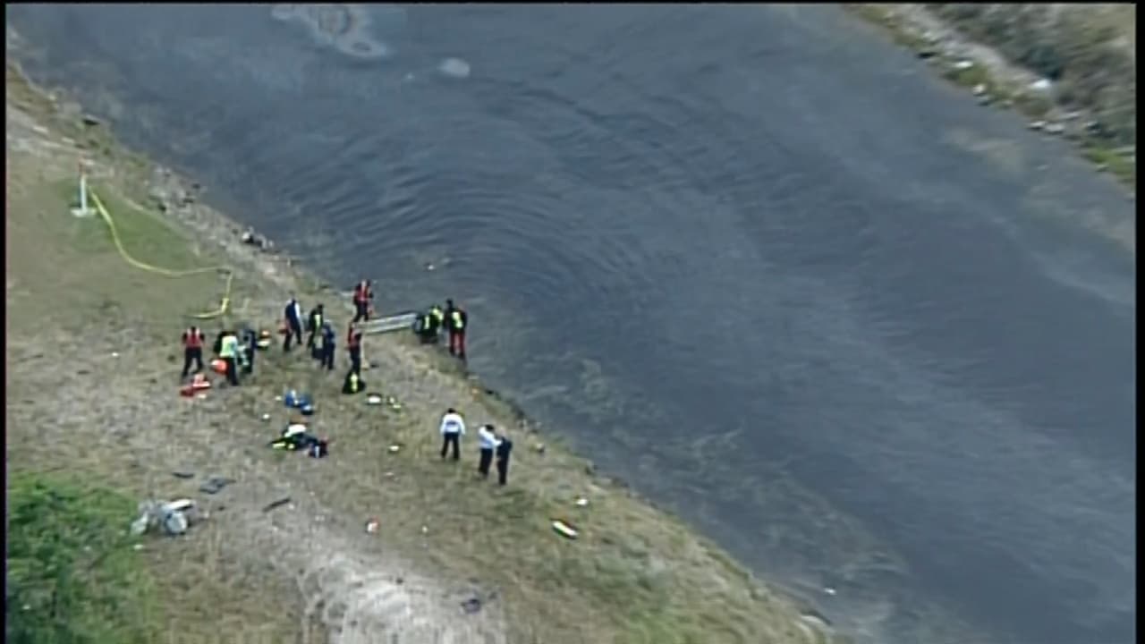 Auto cae en canal y deja una persona muerta