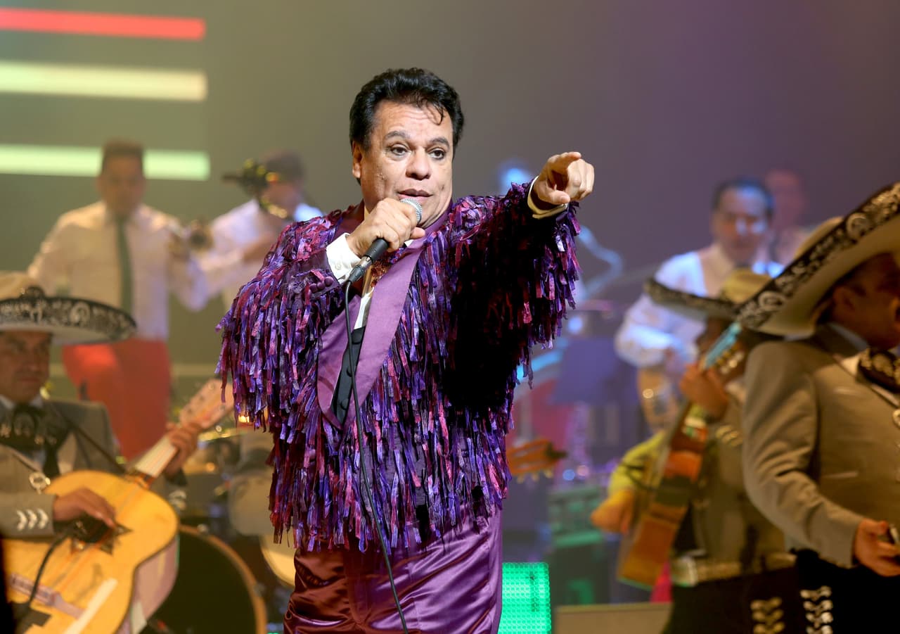 Nuestro querido Juan Gabriel ingresó en 1969 a la cárcel de Lecumberri, en la Ciudad de México, por robarse un reloj. Cumplió su sentencia y salió para convertirse en la rutilante estrella que todos conocimos y extrañamos.