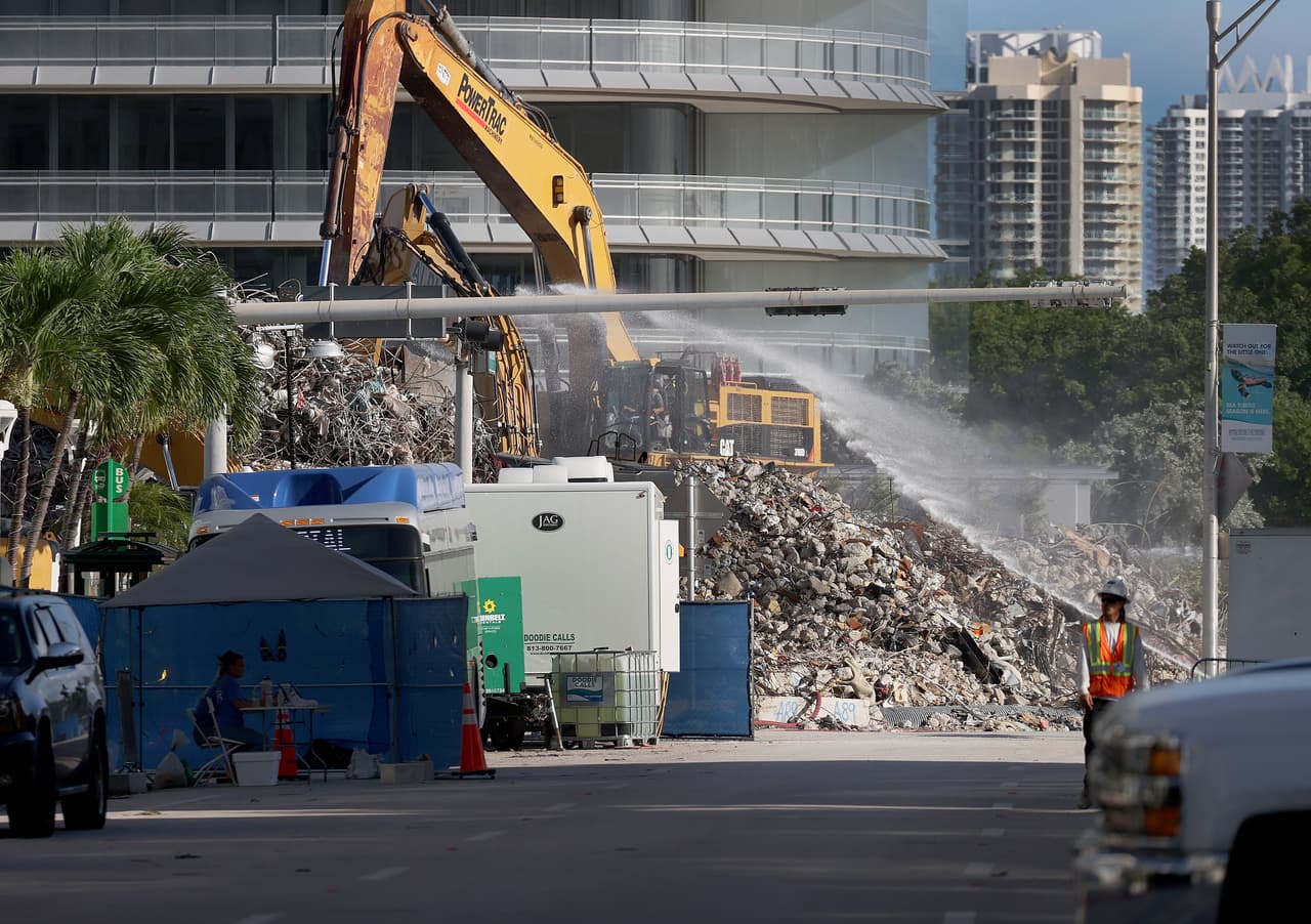 Detrás de los escombros de la Champlain Towers South se alza el condominio Eighty-Seven Park, construido en el límite entre Miami Beach y Surfside.