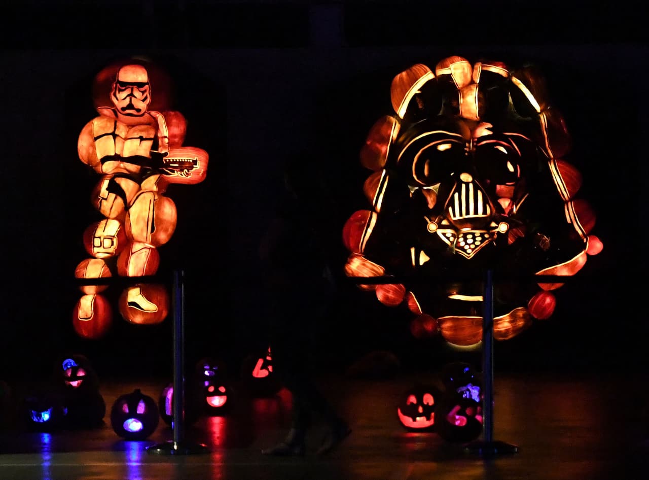 Los artistas pueden dedicar de 10 a 15 horas a una sola calabaza con el fin de crear las figuras. Aquí se puede apreciar a Darth Vader y un soldado (Storm Trooper) de la popular franquicia “Star Wars”.