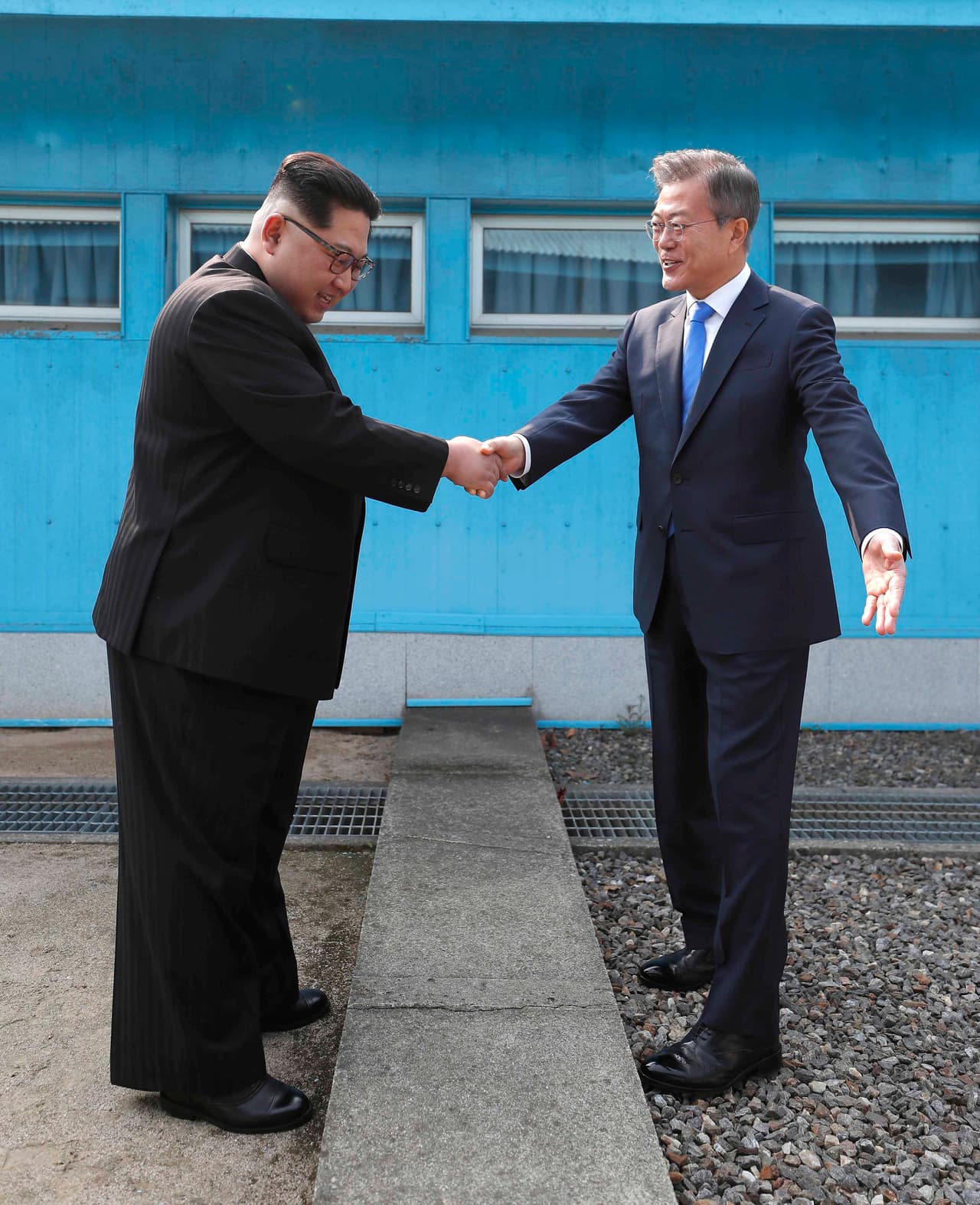 El 27 de abril de 2018 se encontraron en la frontera el líder norcoreano y el presidente de Corea del Sur, Moon Jae In. Fue la primera vez que un mandatario norcoreano pisó suelo de Corea del Sur, un gesto simbólico que ha generado optimismo. Ambos acordaron firmar un pacto mde paz definitivo antes de que finalice 2018.