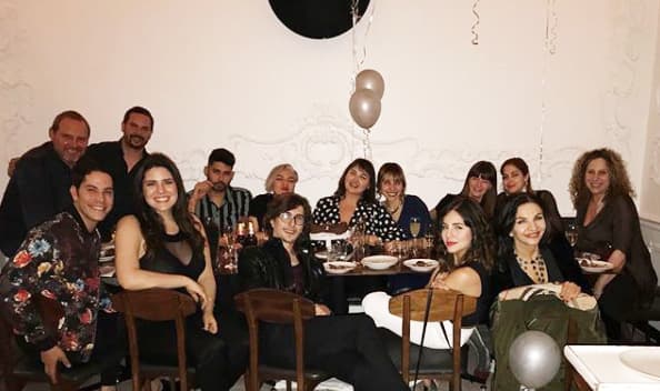 La actriz invitó a sus mejores amigos de la telenovela 'Rebelde'. Christian Chávez y Karla Cossío se dieron cita para partir el pastel junto a Estefanía.