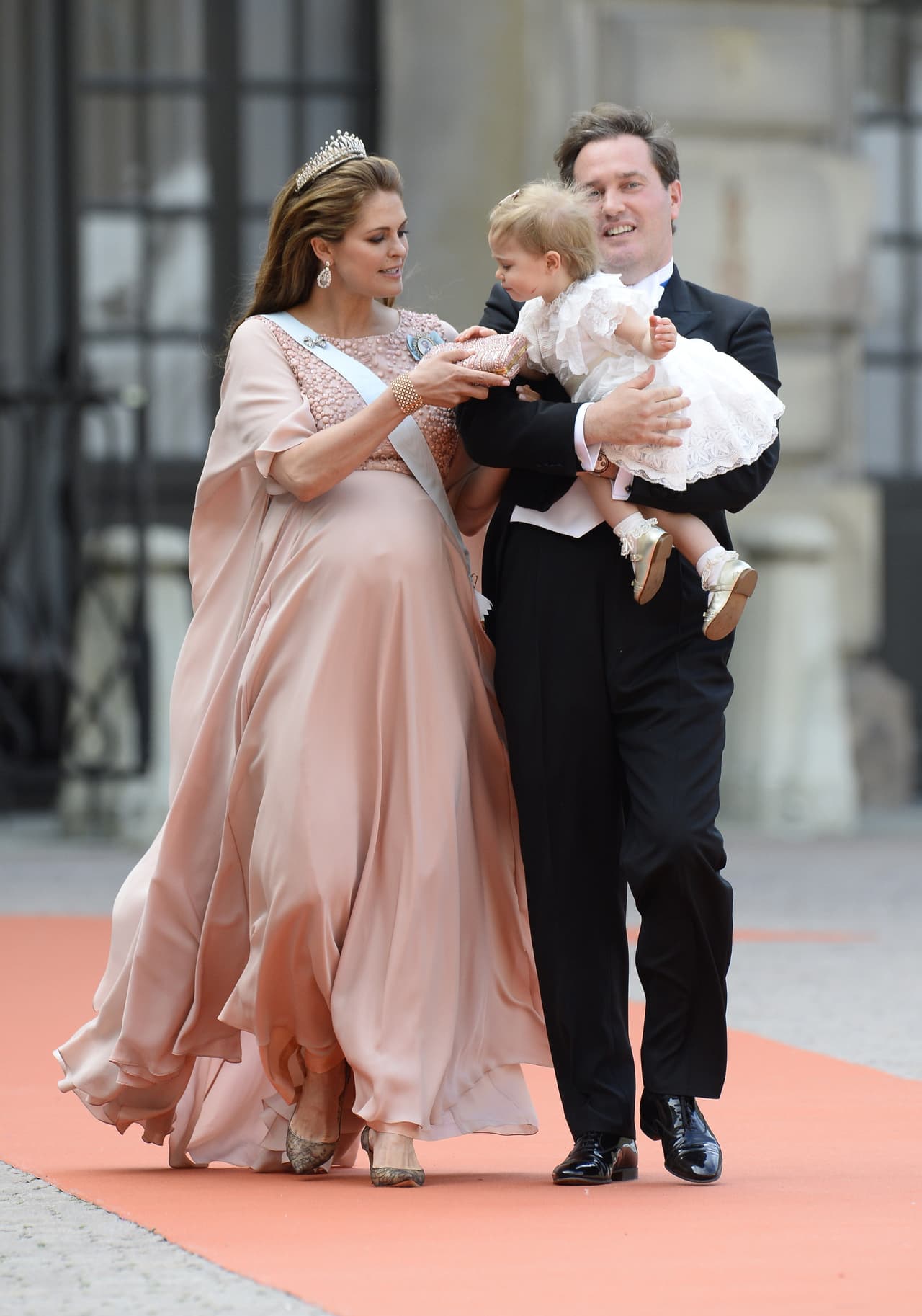 A pesar de sólo tener esta imagen como referencia, las apuestas por saber a quien se parece más el bebé han comenzado a aparecer.