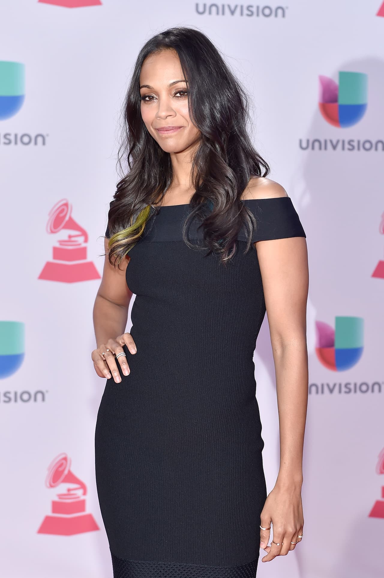 Zoe Saldaña con un ceñido vestido negro.