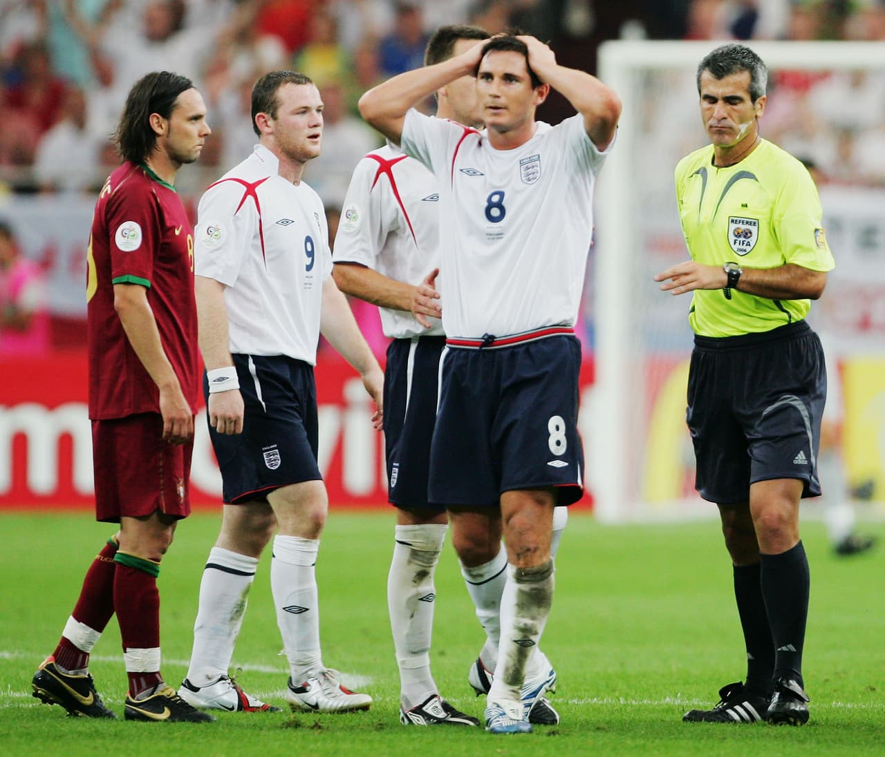 Aquí se aprecia la reacción de Frank Lampard (8) luego de que Elizondo decidiera echar a Rooney por una conducta antideportiva. Pero ese no es su cartón rojo más 'célebre'.