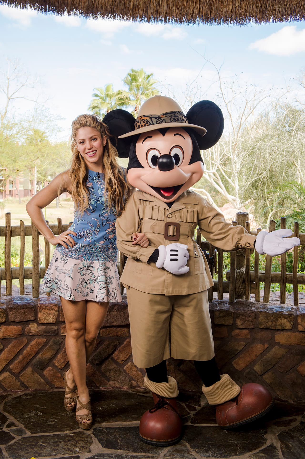 Hace unos días Shaki posó feliz con Mickey Mouse en el parque Disney's Animal Kingdom.