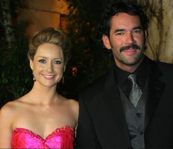 Cuando Eduardo estaba casado con Itatí conoció a Susana González en grabaciones de 'Velo de novia' y de un día para otro abandonó a la madre de sus hijos para vivir un tórrido romance con Susana. Después de tres años y varias rupturas y reconciliaciones, por fin anunciaron su boda, que no se llevó a cabo, porque Eduardo se enamoró de otra... en otro set de telenovela.