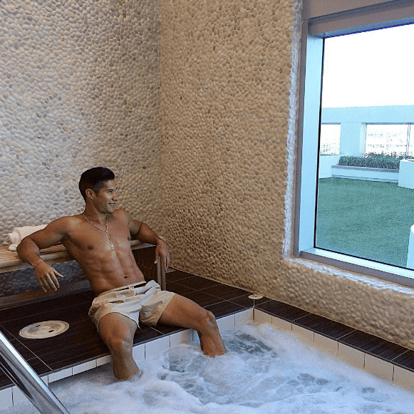 Este hombre es muy dedicado a su cuerpo.