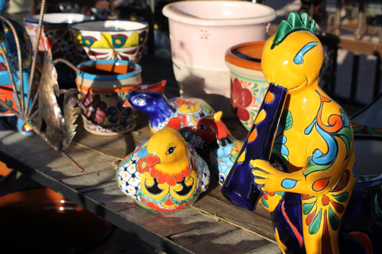 La moda regional única, el cuero, las artesanías, las antigüedades y las joyas atraen sus sentidos y ojos hacia la belleza y la artesanía de ayer y de hoy.