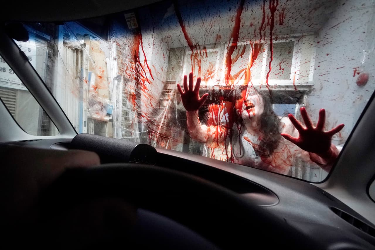 Los actores logran espantar mejor al público al estar mucho más cerca que la distancia recomendada para evitar el contagio de covid-19, pero se mantienen protegidos con las ventanillas de los autos.