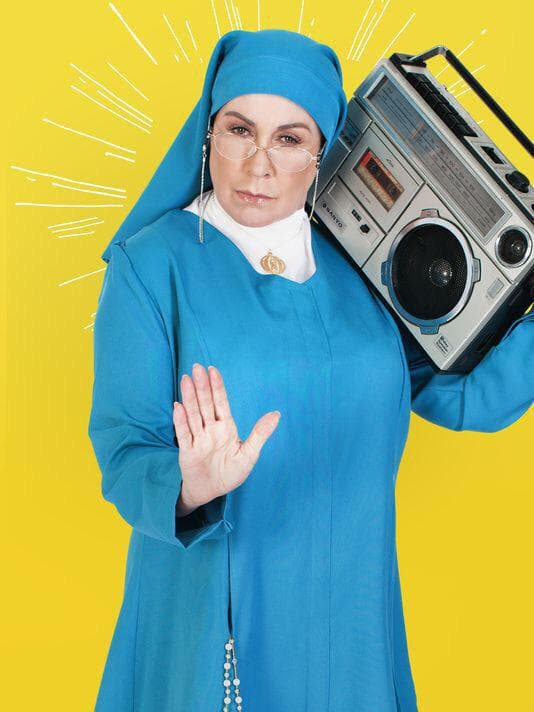 La actriz ahora se encuentra trabajando en la obra de teatro "La Llamada", donde interpreta a una monjita que nada tiene de aburrida.