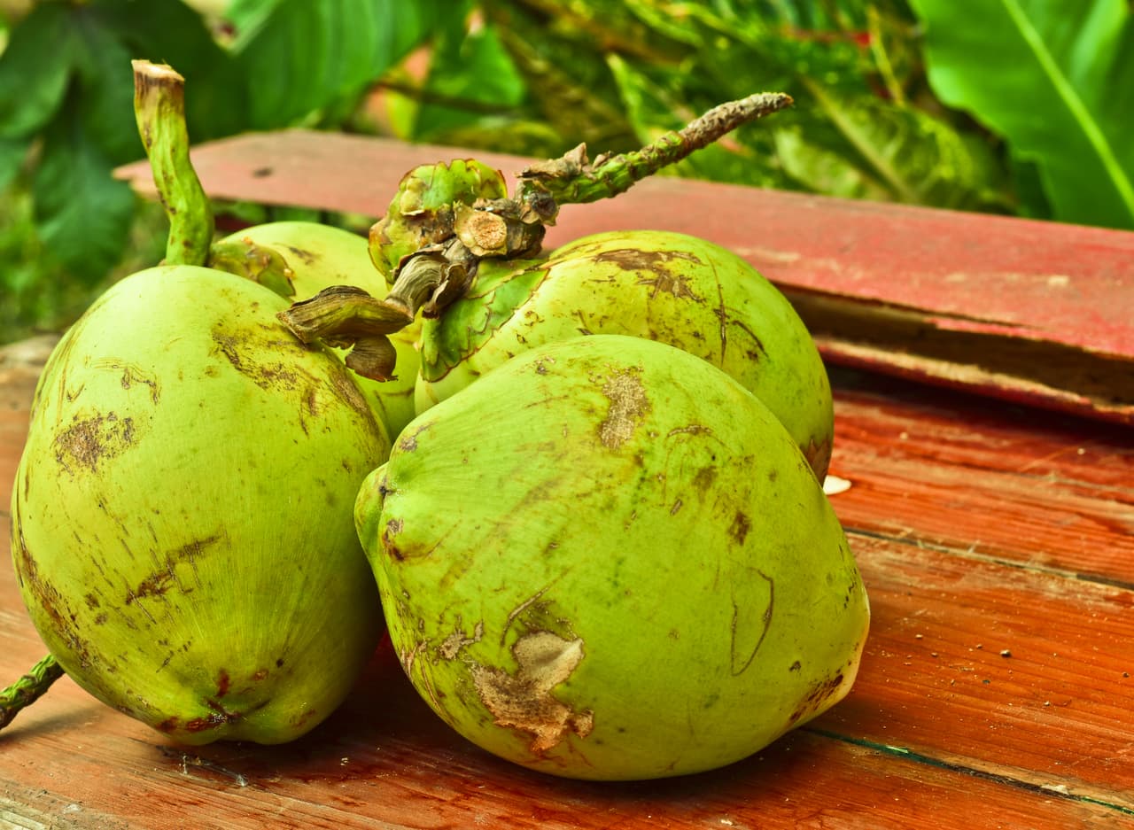 Pero esta semana, la American Heart Association publicó un 
<a href="http://circ.ahajournals.org/content/early/2017/06/15/CIR.0000000000000510">reporte</a> que corrobora lo que las investigaciones científicas han dicho a lo largo de los años: 
<b>las grasas saturadas (abundantes en el aceite de coco) son malas para la salud y es mejor sustituirlas por las insaturadas</b>.