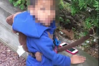 Imagen del menor atado al arbusto. (Cortesía)