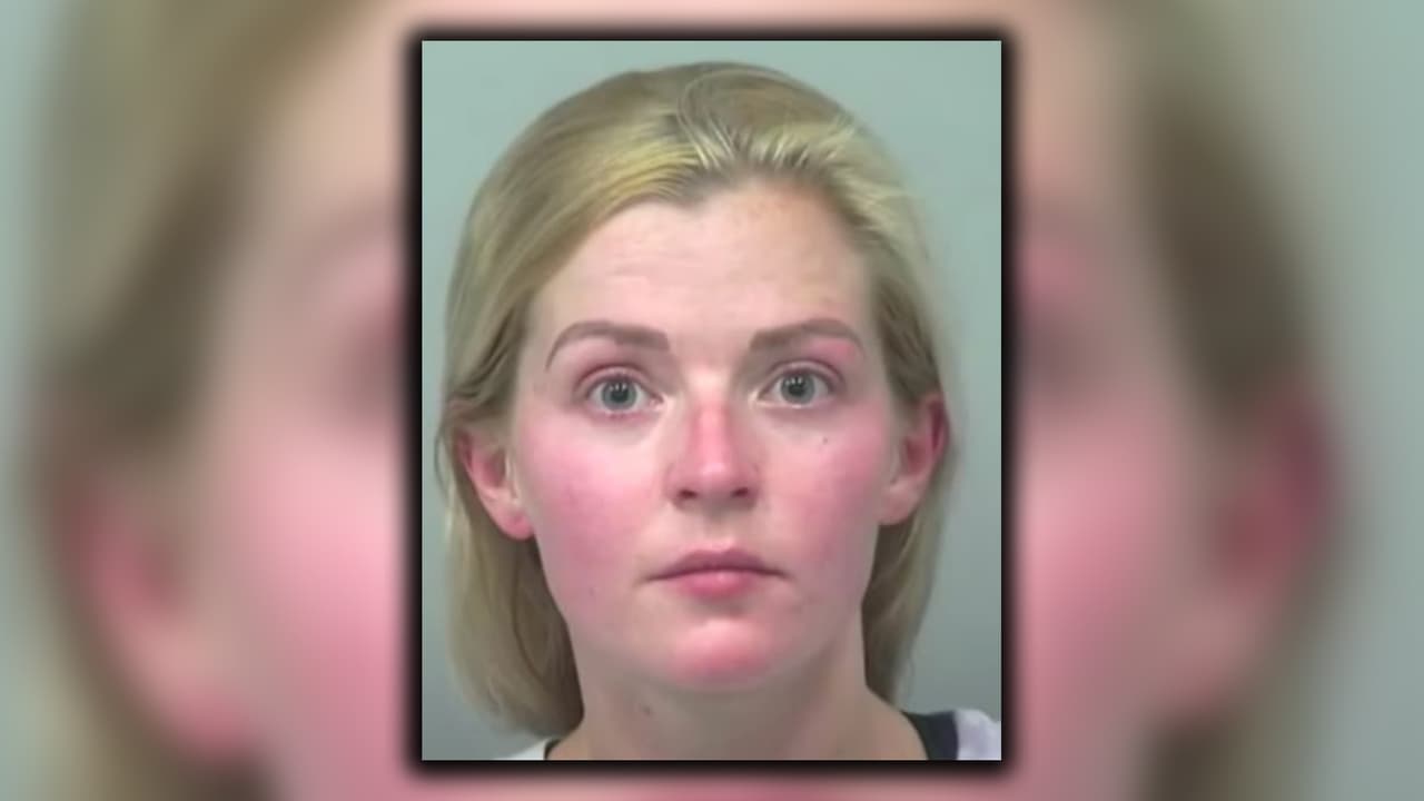 La policía arrestó a Ashten Goeckel y la acusó de un delito menor de crueldad animal.