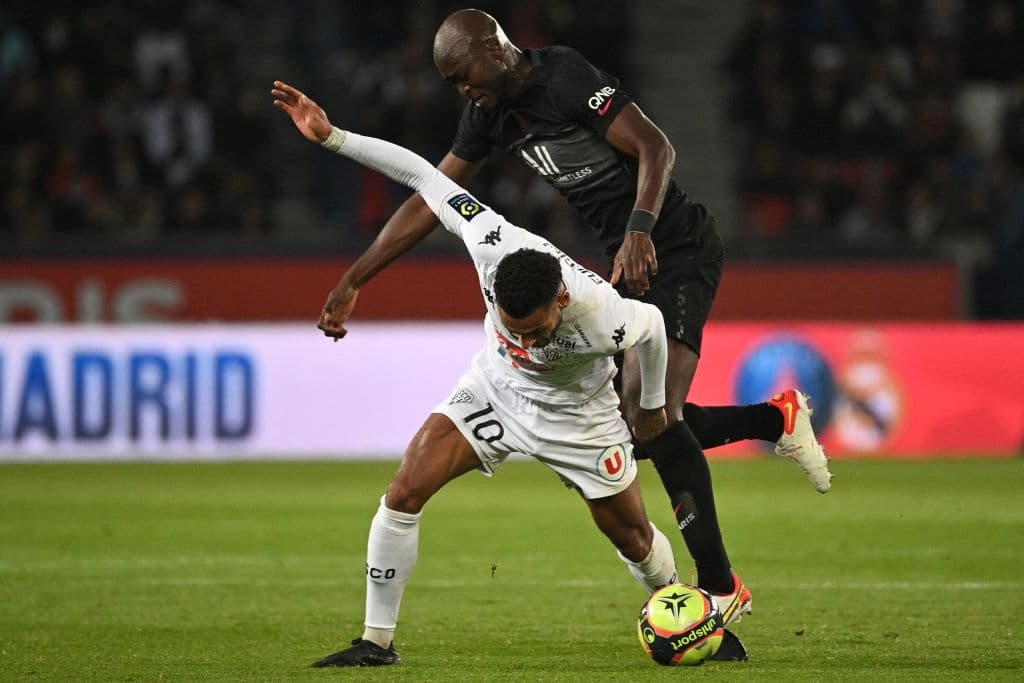 De la mano de Kylian Mbappe, PSG logra remontar al Angers en casa 