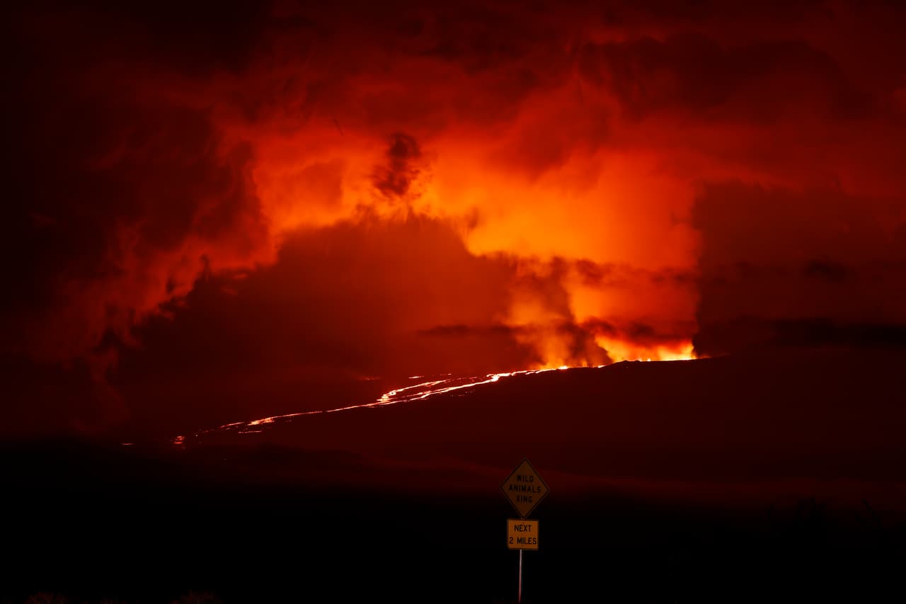 Un río de lava sale 
<a href="https://www.univision.com/noticias/estados-unidos/mauna-loa-erupcion-isla-grande-de-hawaii-preparativos-1" target="_blank">del volcán Mauna Loa</a>, en Hawaii. Se trata del volcán activo más grande del planeta y es la primera vez en 38 años que entra en erupción.