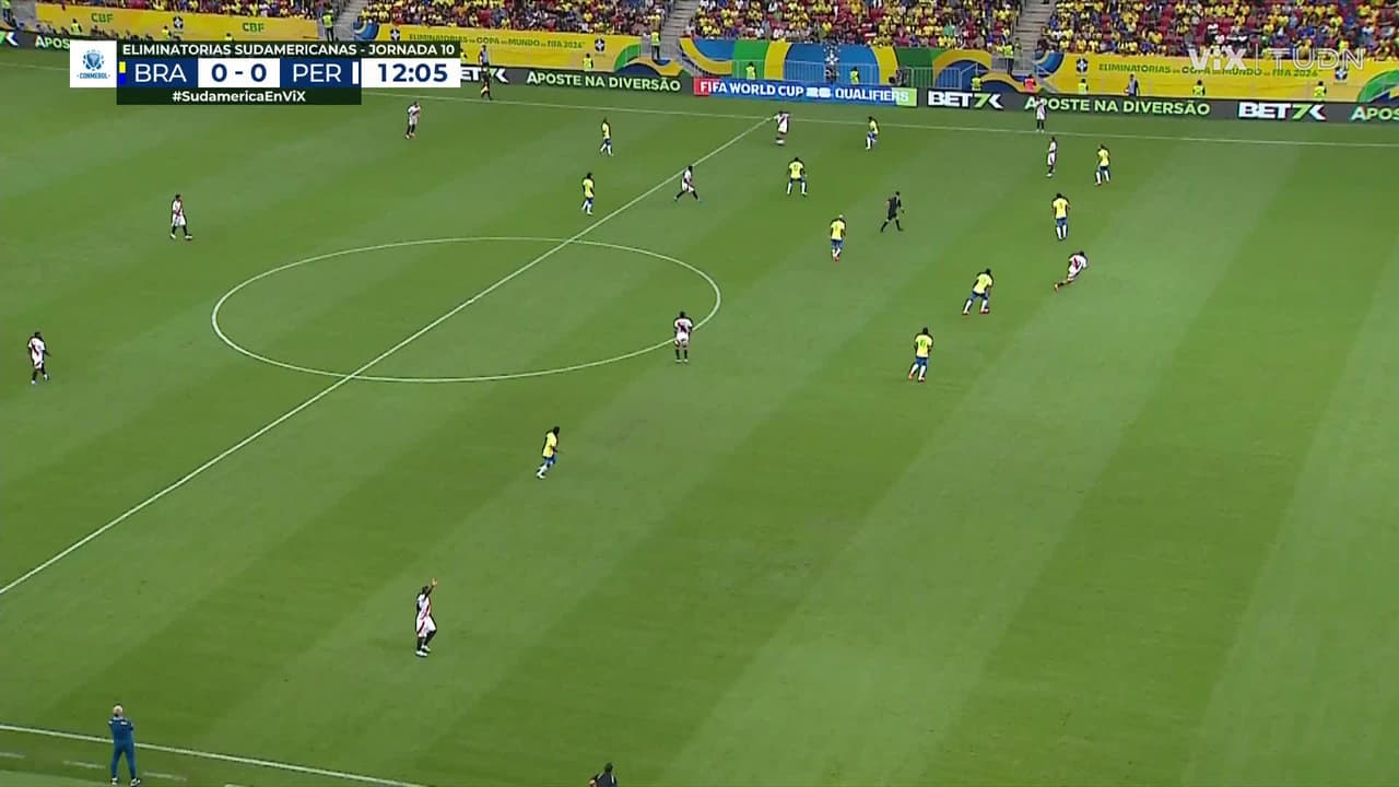 ¡Susto a Brasil! Flores anota, pero el silbante anula el gol por fuera de juego