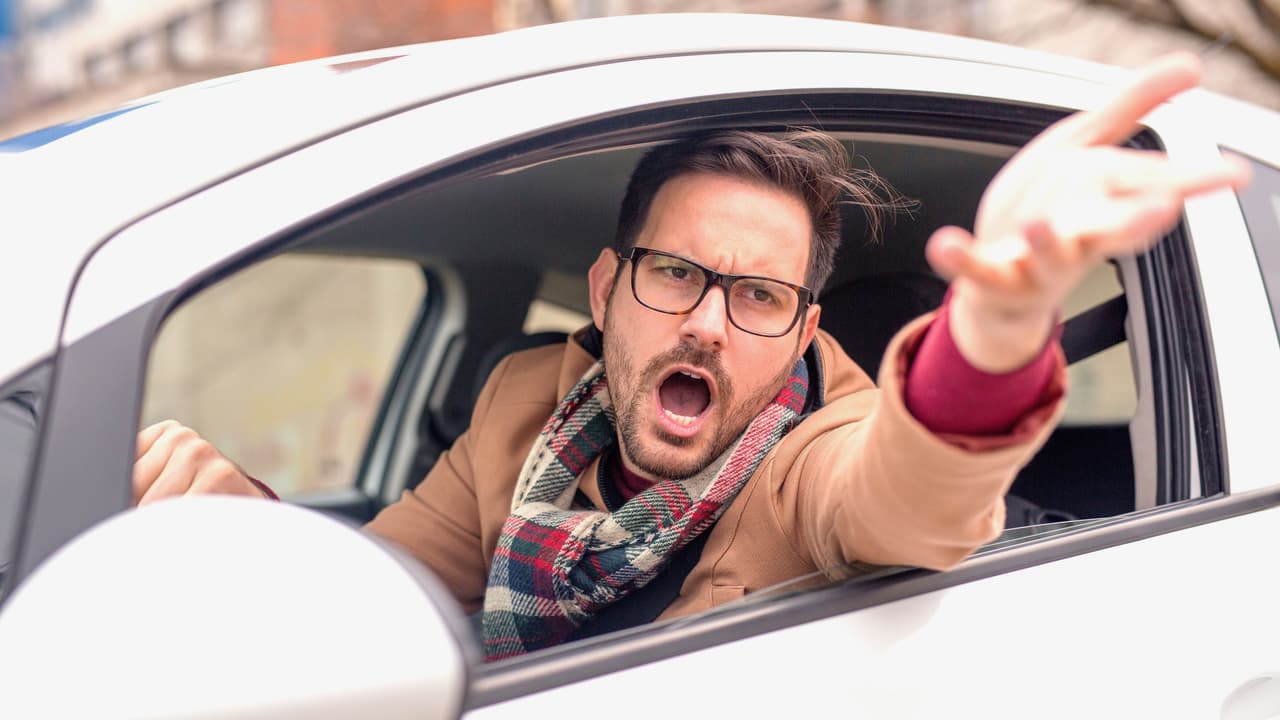 <h3 class="cms-H3-H3">Gritos y ofensas verbales</h3>
<br>Según AAA el 47% de los casos de ira al volante, afectando a 95 millones de conductores cada año, implica gritos e insultos.
<br>
<br>La mejor manera de neutralizar esta desagradable situación es 
<b>no responder</b>, evitar cualquier tipo de contacto visual y bajar la velocidad de manera segura de manera que el conductor agresivo nos rebase. La distancia con el conductor agresivo siempre será nuestro mejor aliado.