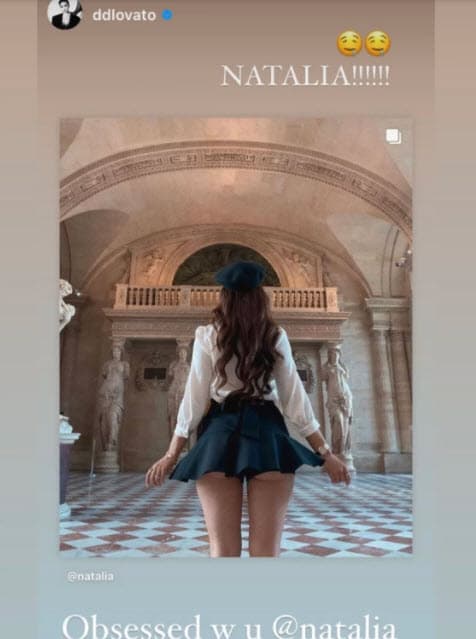 Sin embargo, no fue suficiente, ya que en sus historias de Instagram replicó la foto de la modelo de ascendencia cubano croata en donde sin tapujos escribió: 
<b>"Obsesionada contigo, Natalía Barulích". </b>
<br>
