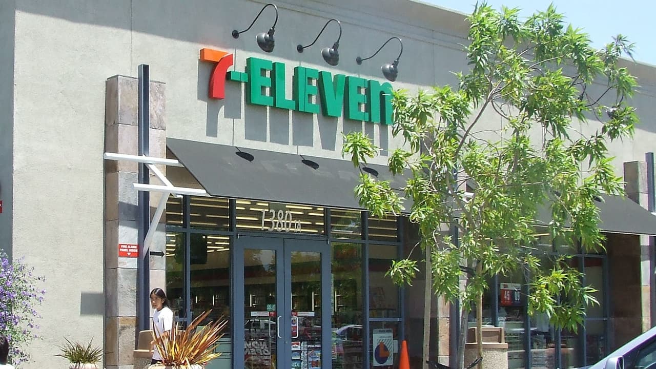 Turba de jóvenes roba tiendas 7-Eleven en Hollywood pese a nuevas leyes contra estos delitos en California