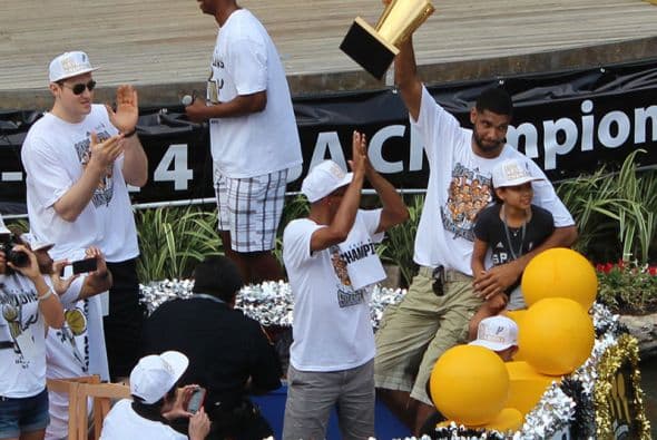 Photos: Spurs Championship Parade 2014