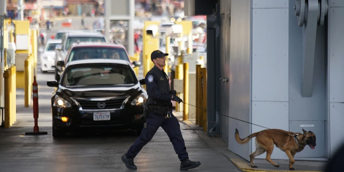 A continuación, las razones por las que te permitirán viajar por la frontera: 
<br> · Ciudadanos estadounidenses y residente permanentes que regresen hacia Estados Unidos.
<br> · Individuos que viajan por motivos médico (recibir tratamiento en EEUU).
<br> · Individuos que viajan por motivos
<b> </b>de asistencia a instituciones educacionales.
<br> · Individuos que viajan por motivos de trabajo.
<br> · Individuos que viajen por motivos de trabajo esencial en los Estados Unidos.
<br> · Viajes relacionados con
<b> </b>el comercio transfronterizo licito.
<br> · Individuos en viaje oficial del gobierno.
<br> · Miembros de las fuerzas armadas de Estados Unidos, sus conyugues e hijos e individuos que viajen por motivos relacionados a las fuerzas armadas o sus operaciones.
<br>