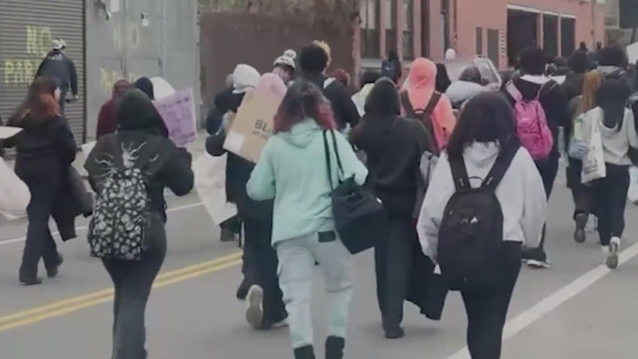 Con el apoyo de la comunidad, estudiantes tomaron las calles para protestar contra la presencia ICE