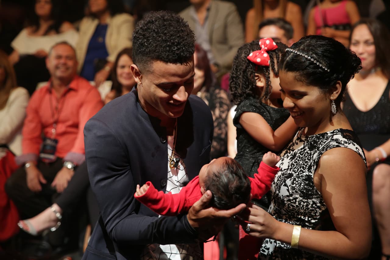 Sus hijos fueron los primeros en felicitarlo.