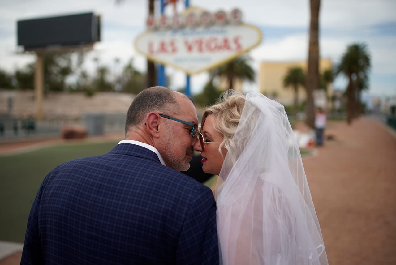 Kristin y Dieter, de Cuba, después de su boda el 16 de mayo. 
<b>"Estamos tratando de adaptarnos a todo lo que sucede"</b>, dijo Dieter tras el cambio de planes por la pandemia. Las capillas también ofrecen el servicio de transmisión de las ceremonias en línea, para los familiares y amigos que no pudieron asistir.
