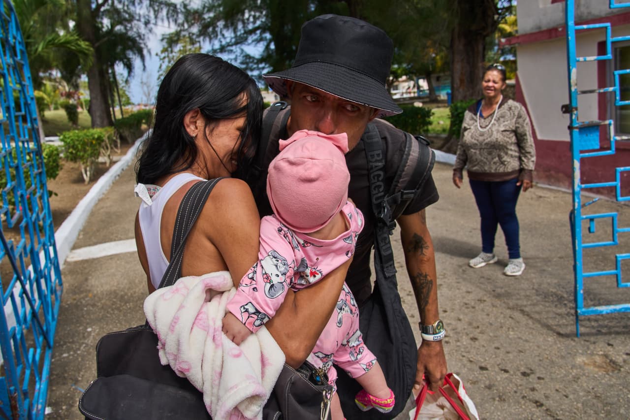 A pardoned prisoner kisses his daughter after leaving La Lima penitentiary in Guanabacoa, Havana, Cuba, Friday, April 3, 2026. (AP Photo/Ramon Espinosa)
