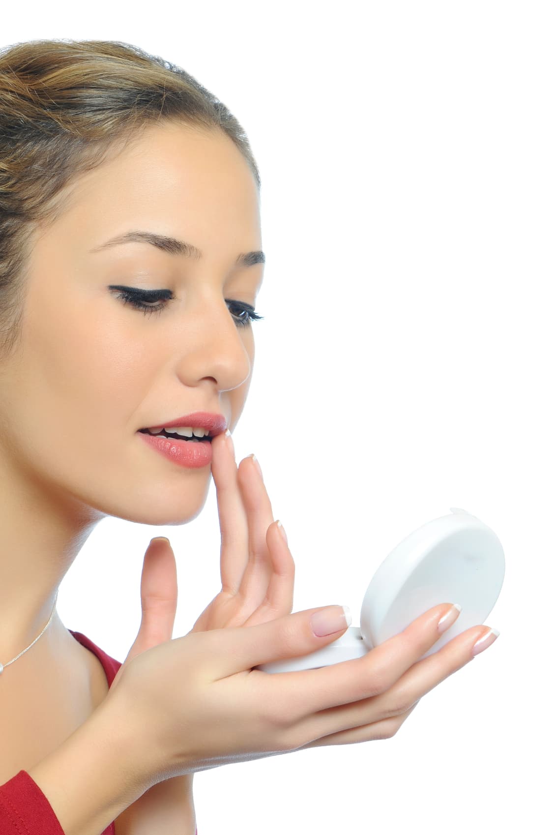 Es por ello que hacer una ligera exfoliación será la clave para eliminar las células muertas y preparar esta zona.