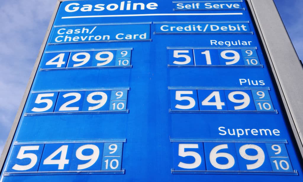 ¿Cuándo bajará el precio de la gasolina? No será pronto, pese a los temores por ómicron