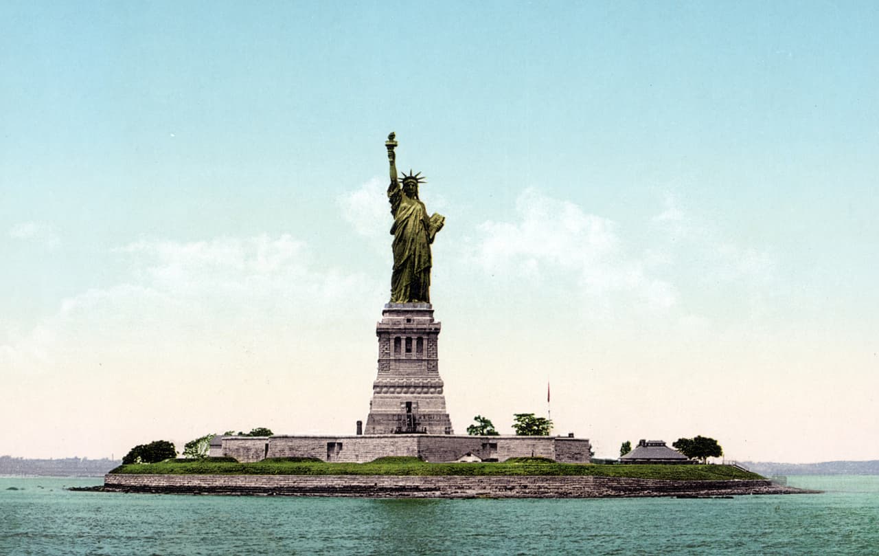 La estatua fue bautizada como "Libertad iluminando el mundo". Mide más de 305 pies desde la base del pedestal hasta la parte superior de su antorcha y era la estructura más alta en Nueva York cuando fue inaugurada.
<br>