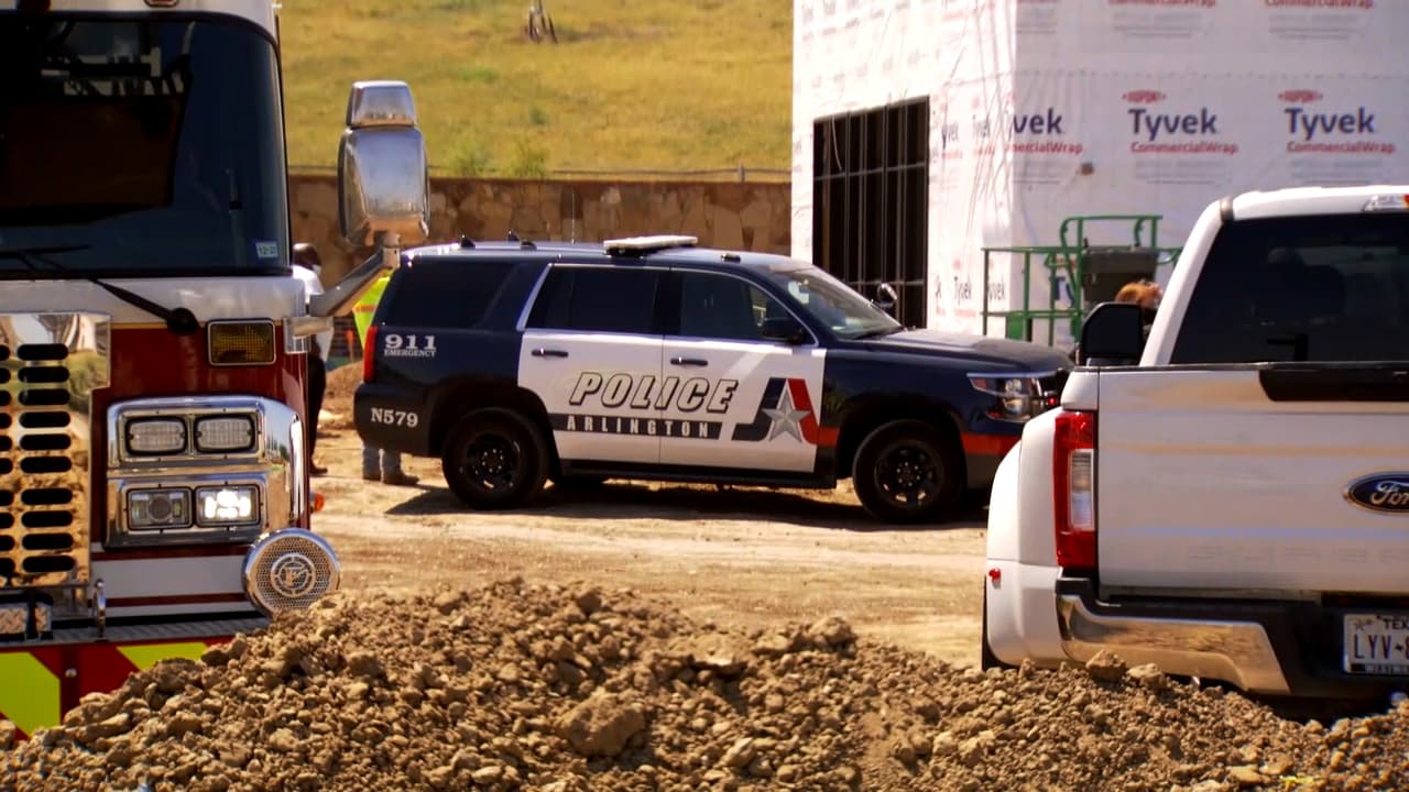 Trabajador muere en construcción al aprender a manejar un tractor en Arlington
