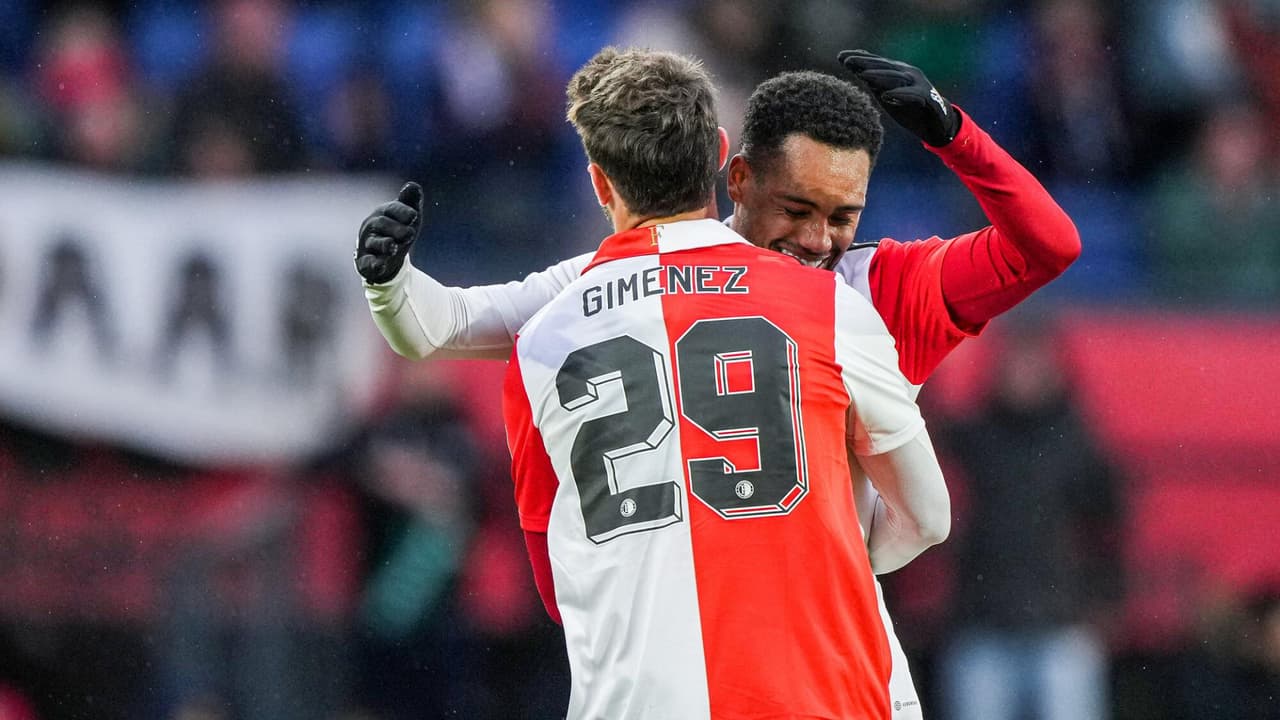 DT del Feyenoord piensa en potenciar la cuota goleadora de Santi Giménez