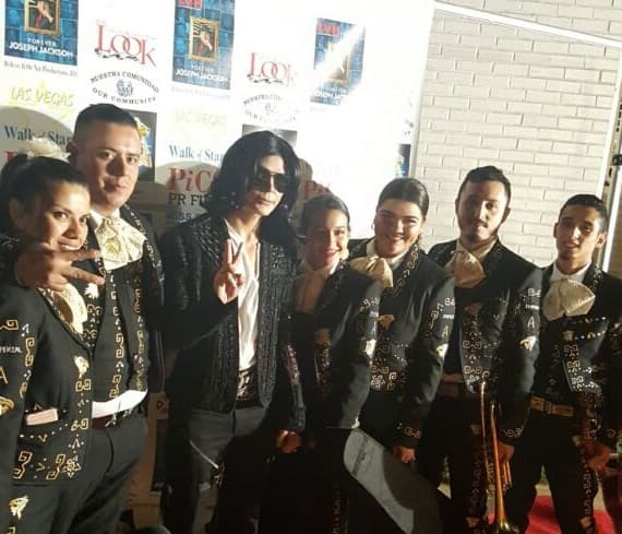 Los integrantes del mariachi Imperial Azteca de Chicago fueron los encargados de darle el toque alegre a la fiesta en honor de Joseph Jackson, padre de la estrella mundial Michael Jackson.