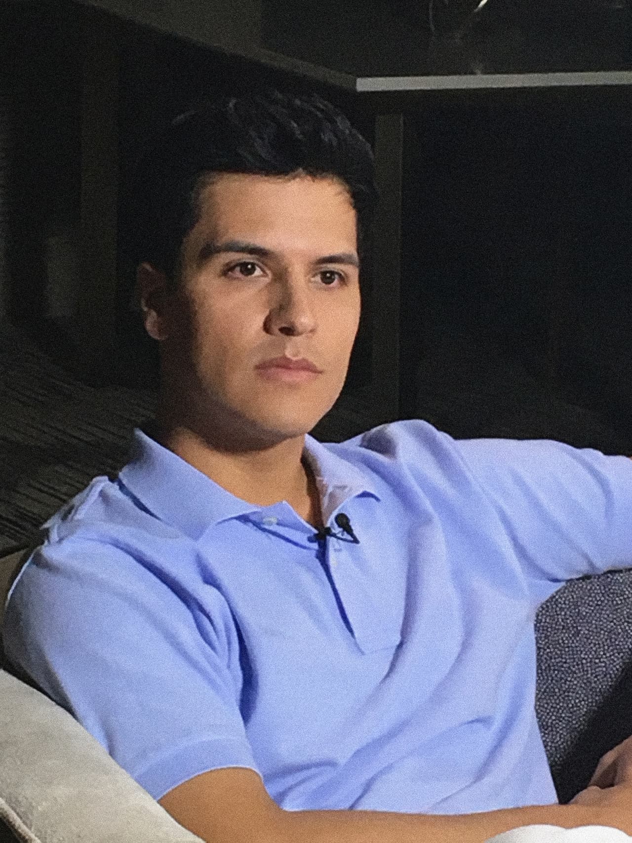 El joven es consciente de que se parece mucho a su padre.