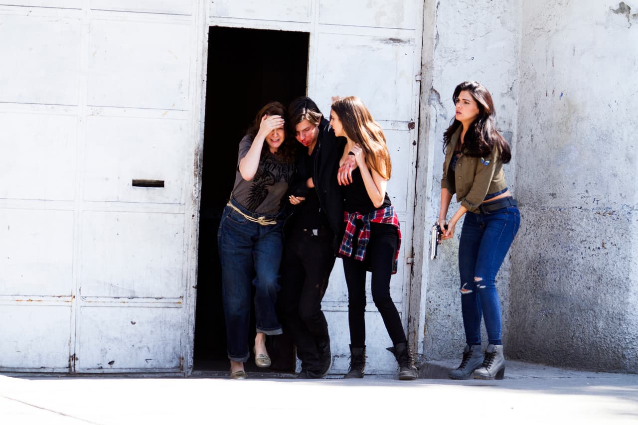 Mientras tanto, Yolanda y Olivia llevaron al hospital a Cristian, pues en la confrontación con el guardia resultó herido.