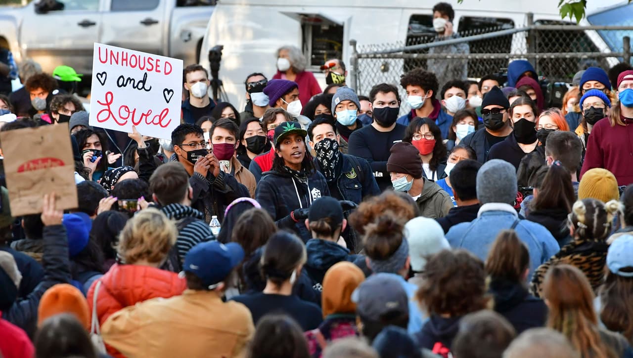 Las protestas de este miércoles, incluidas las que se han registrado durante la noche, han sido pácificas hasta el momento. Los activistas planean permanecer en el lugar para impedir que las personas sin hogar sean desamparadas.