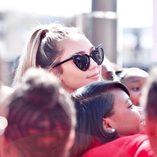 Miley se unió a un tramo de la marcha en la capital estadounidense, antes de participar en el concierto, y estuvo conversando con los jóvenes que se le acercaban, con total accesibilidad.