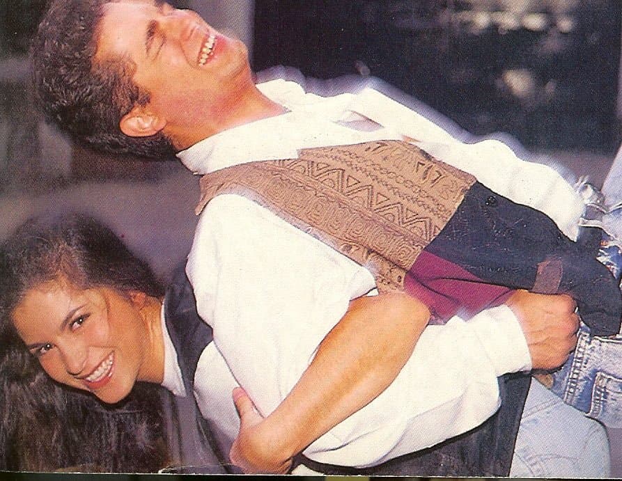 Aunque sí hemos visto ciertos cambios en su rostro, Alessandra se ve muy parecida a aquella cantante que debutaba hace 25 años.