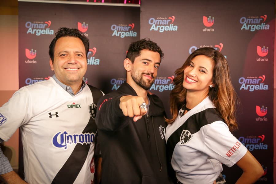 El actor mexicano Luis Gerardo Méndez nos presenta la primera serie original de Netflix en español “Club de Cuervos”.