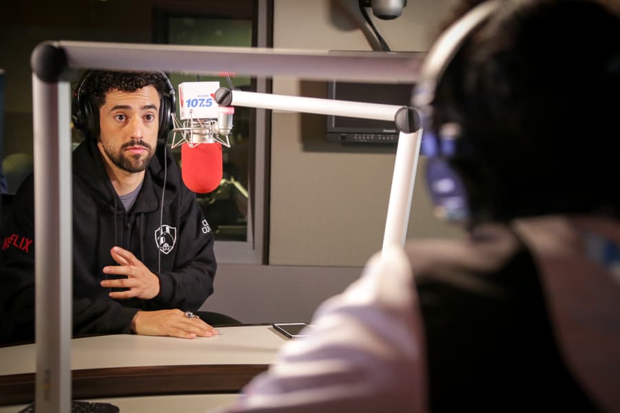El actor mexicano Luis Gerardo Méndez nos presenta la primera serie original de Netflix en español “Club de Cuervos”.