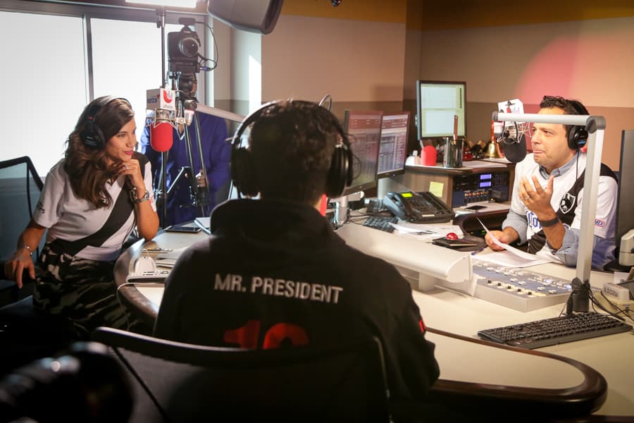 El actor mexicano Luis Gerardo Méndez nos presenta la primera serie original de Netflix en español “Club de Cuervos”.