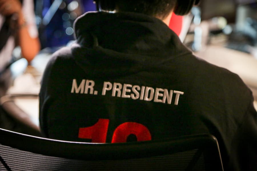 El actor mexicano Luis Gerardo Méndez nos presenta la primera serie original de Netflix en español “Club de Cuervos”.