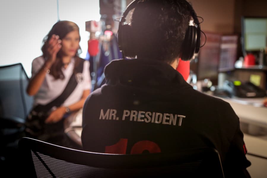 El actor mexicano Luis Gerardo Méndez nos presenta la primera serie original de Netflix en español “Club de Cuervos”.