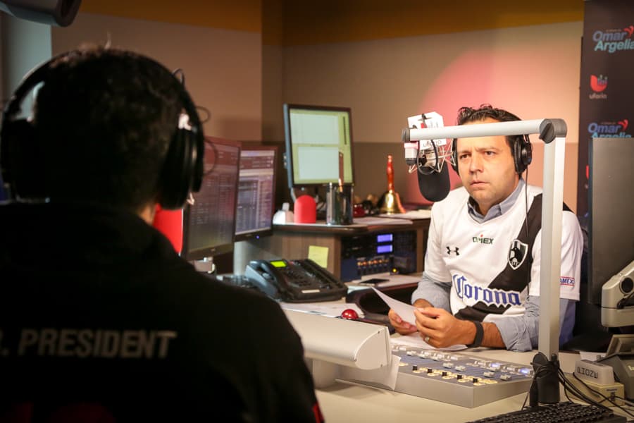El actor mexicano Luis Gerardo Méndez nos presenta la primera serie original de Netflix en español “Club de Cuervos”.
