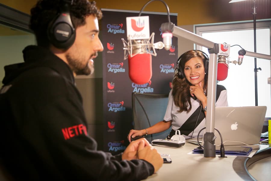 El actor mexicano Luis Gerardo Méndez nos presenta la primera serie original de Netflix en español “Club de Cuervos”.