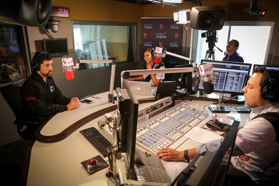 El actor mexicano Luis Gerardo Méndez nos presenta la primera serie original de Netflix en español “Club de Cuervos”.